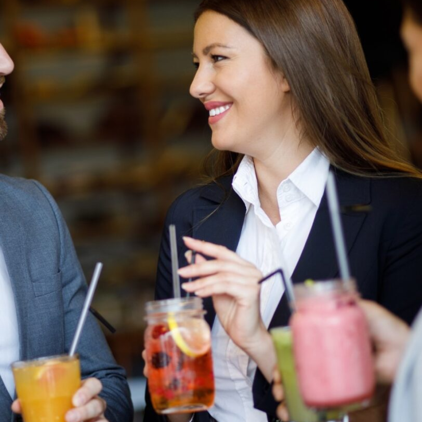 Case - een vrouw drinkt een sapje van The Juicy Group