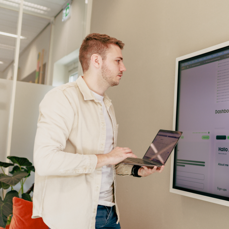 blog - Jordy is met een collega in een meeting en neemt een dia slide met hem door