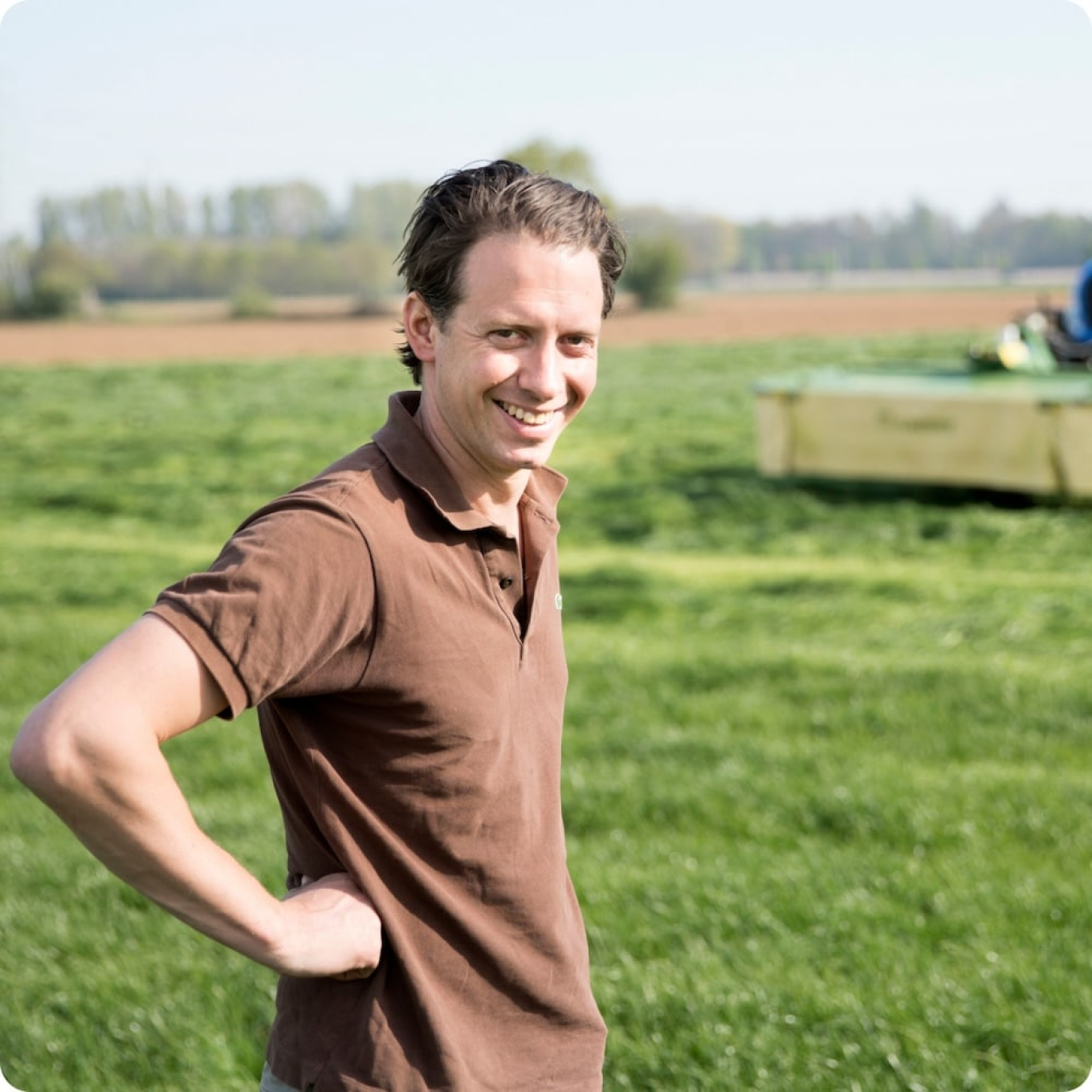 case - een collega van Limagrain staat in het weiland