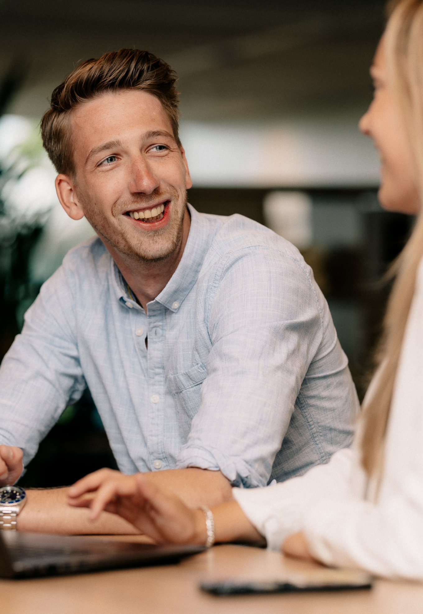Collega van Sensor kijk lachend naar een andere collega