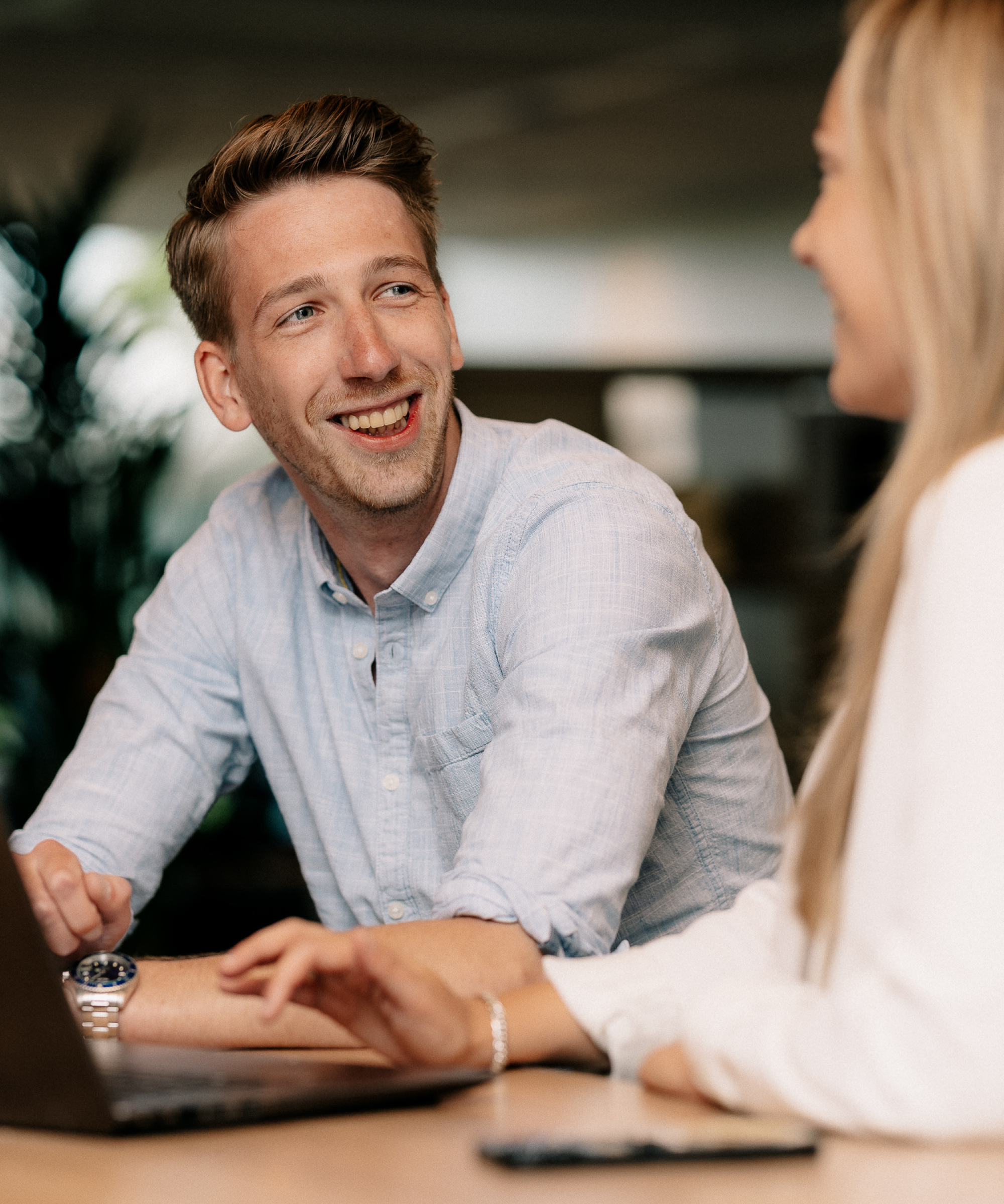 Collega van Sensor kijk lachend naar een andere collega