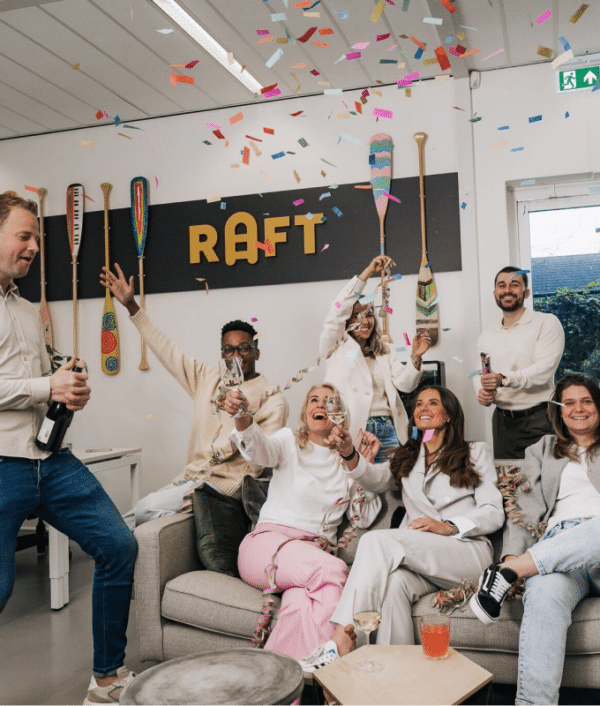 Team Raft proost met z'n allen.