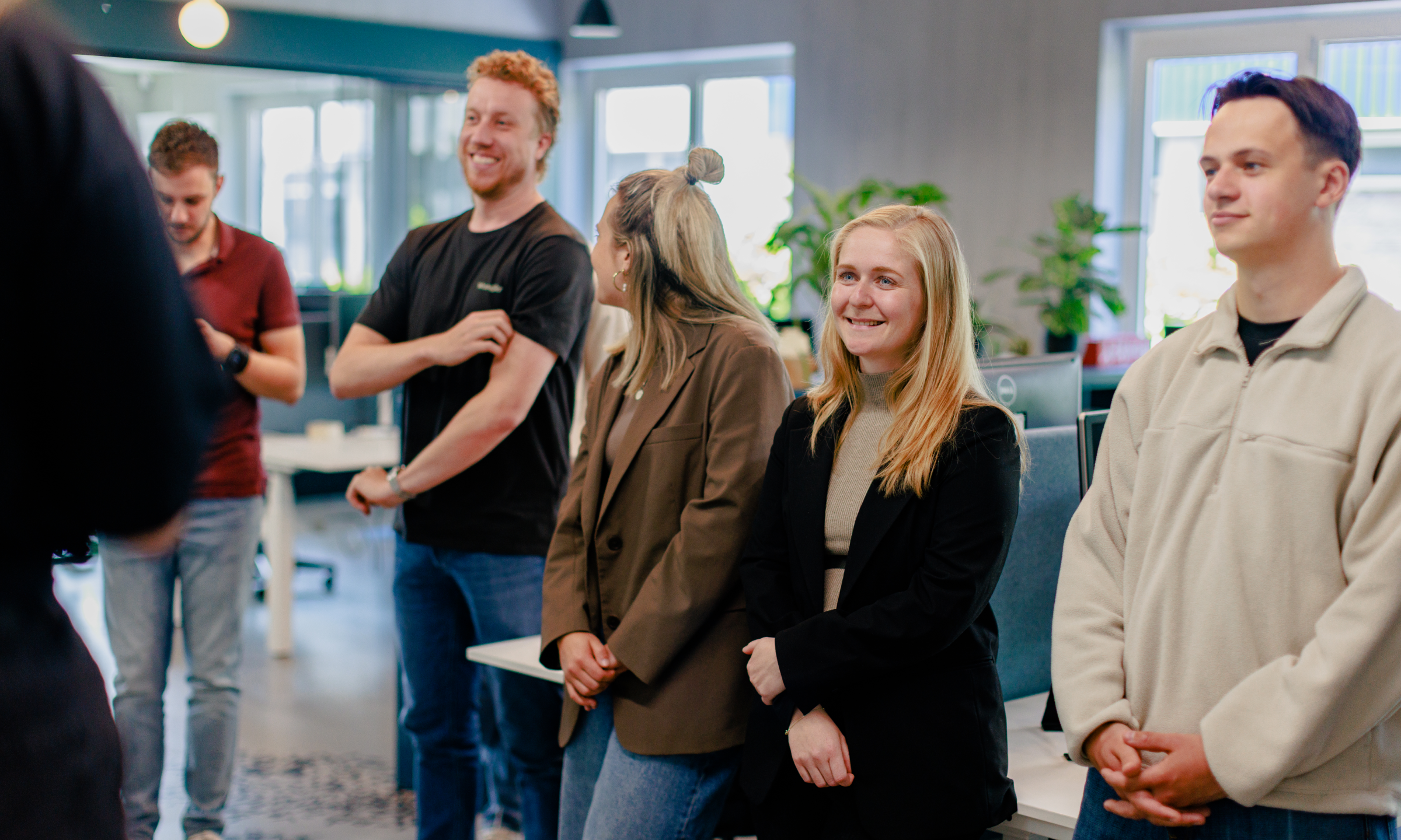 Een paar collega's staan met elkaar te praten tijdens de weekafsluiting