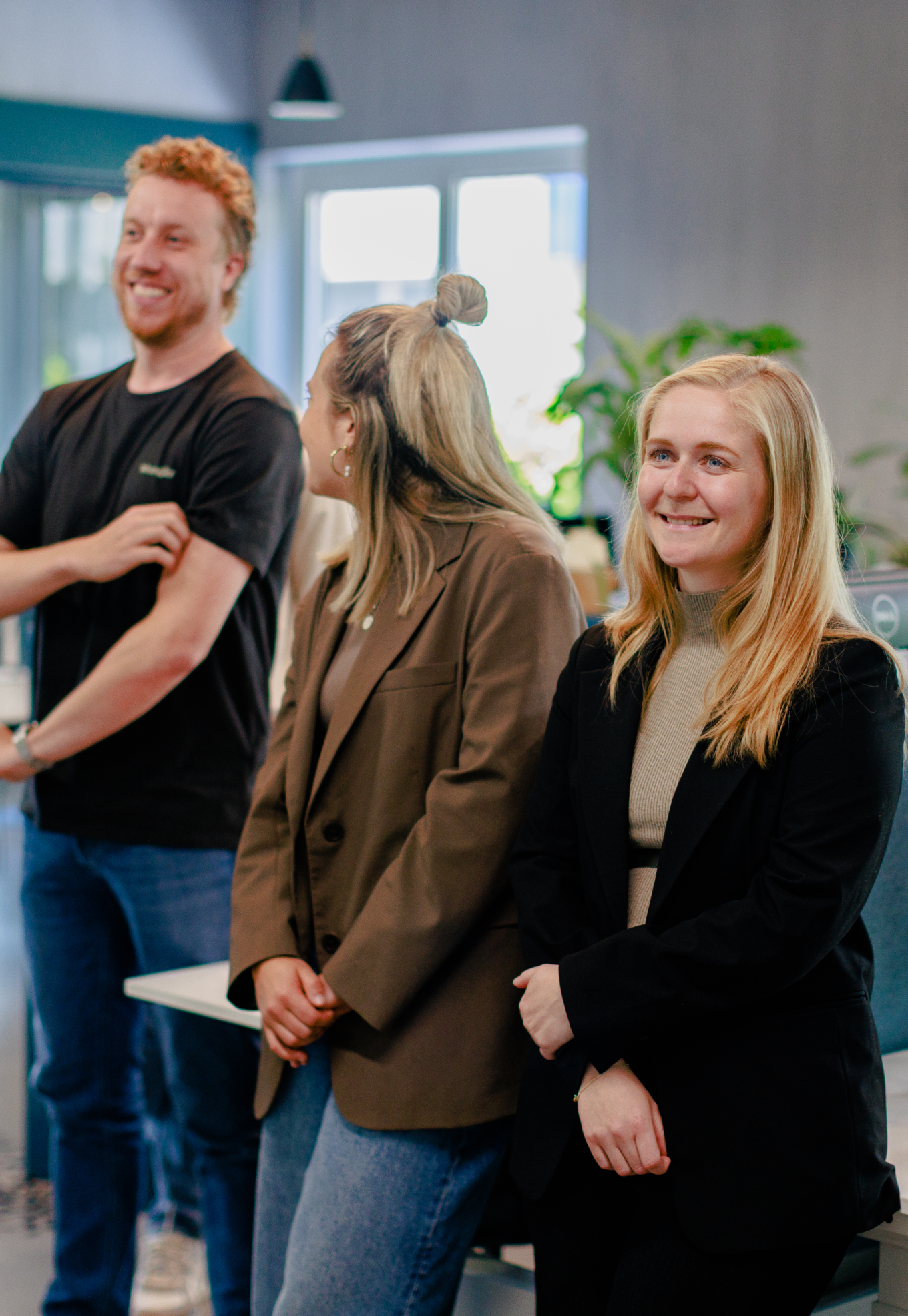 Ilse, Bart en Puck luisteren naar een presentatie tijdens de standdown