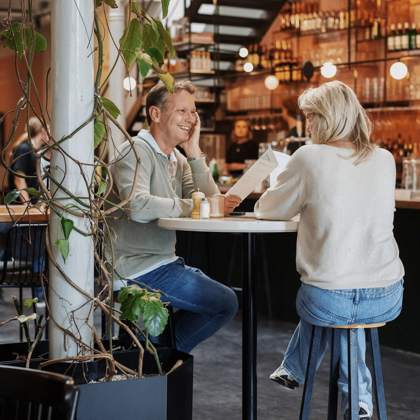 Bezoekers drinken binnen een drankje