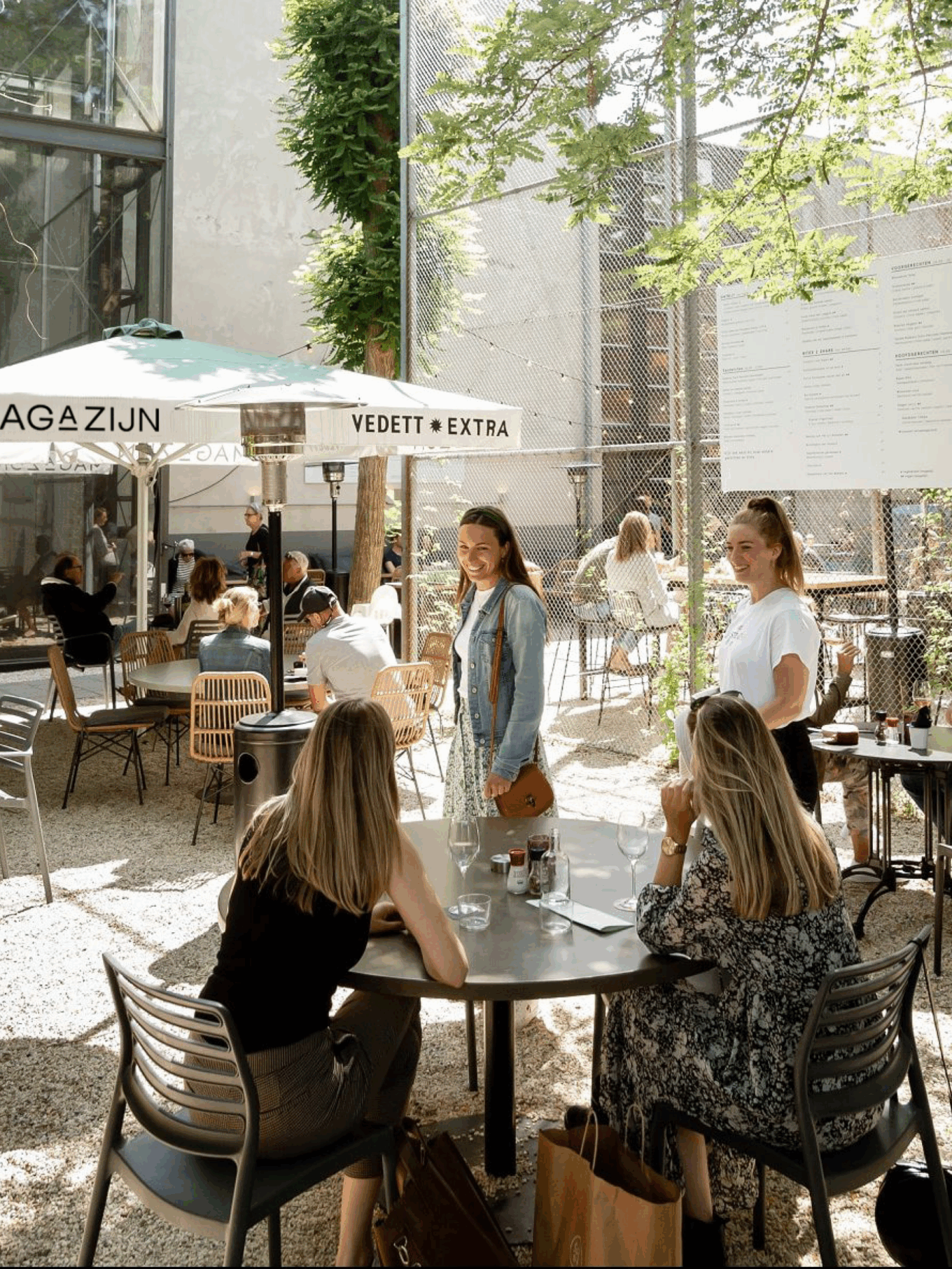 Restaurant gasten zitten in de stadstuin van Het Magazijn