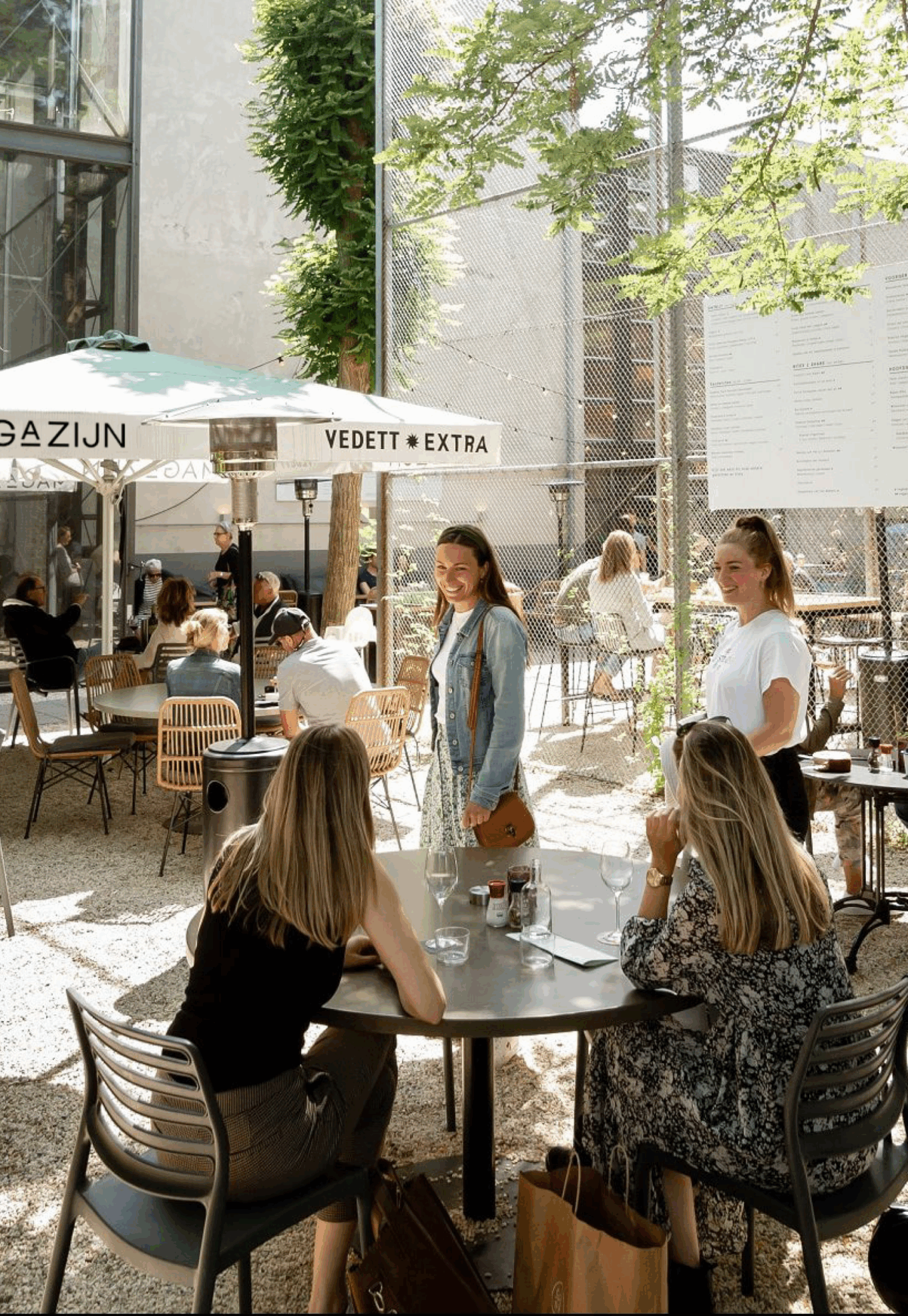 Restaurant gasten zitten in de stadstuin van Het Magazijn