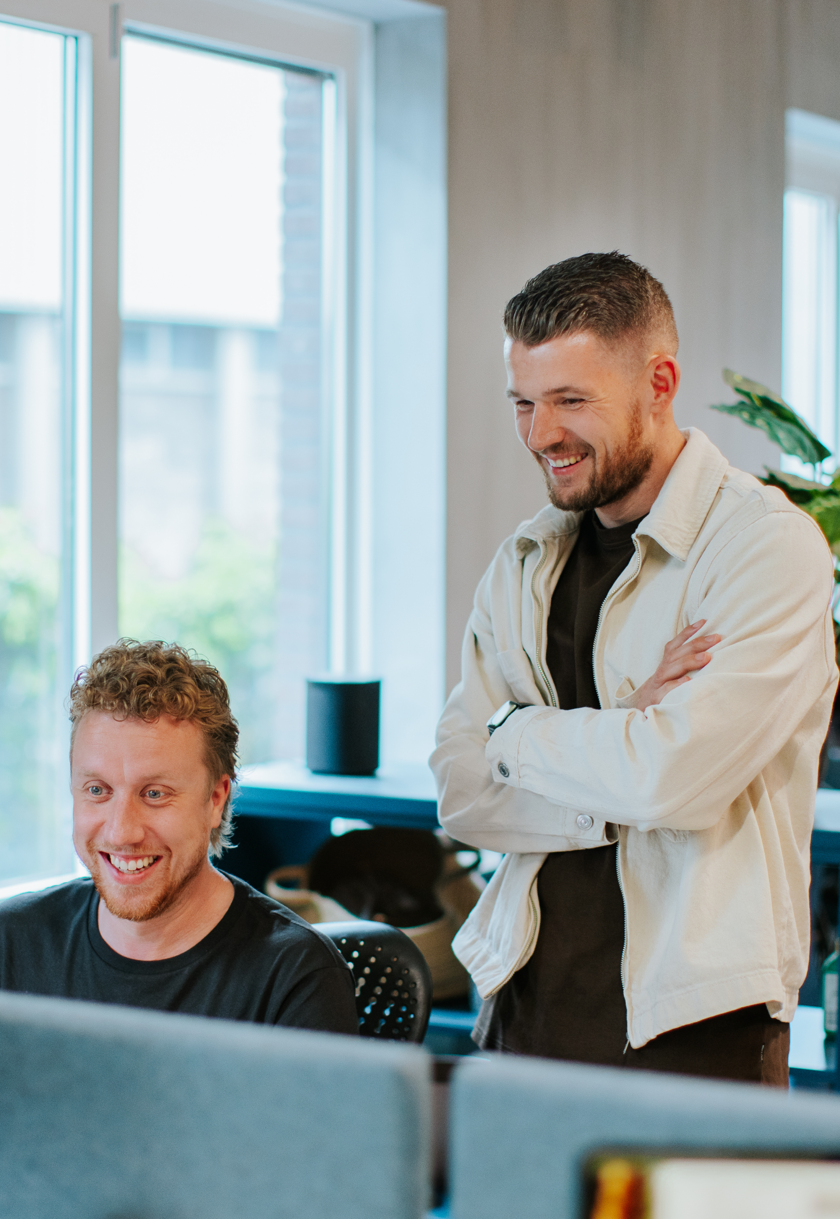 John en Bart overleggen achter de laptop