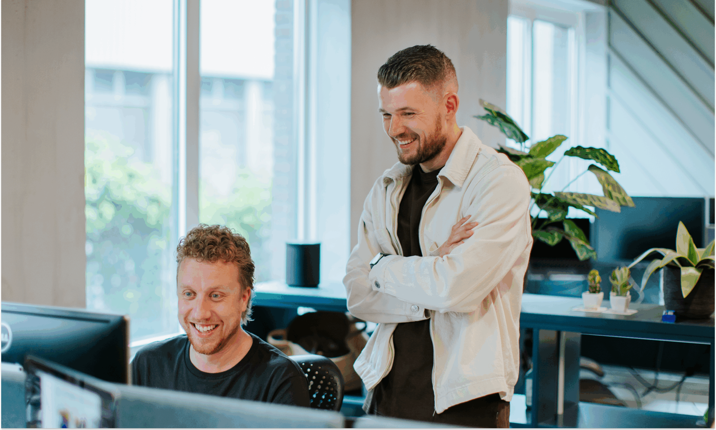 John en Bart overleggen achter de laptop